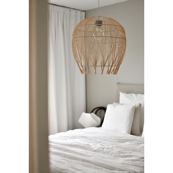 Rattanowa lampa wisząca Montego naturalna 50cm w sypialni